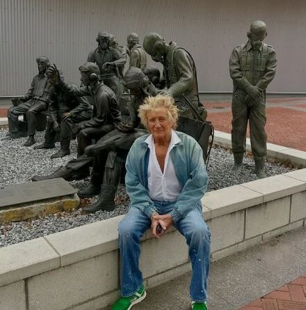 Rod Stewart Biography